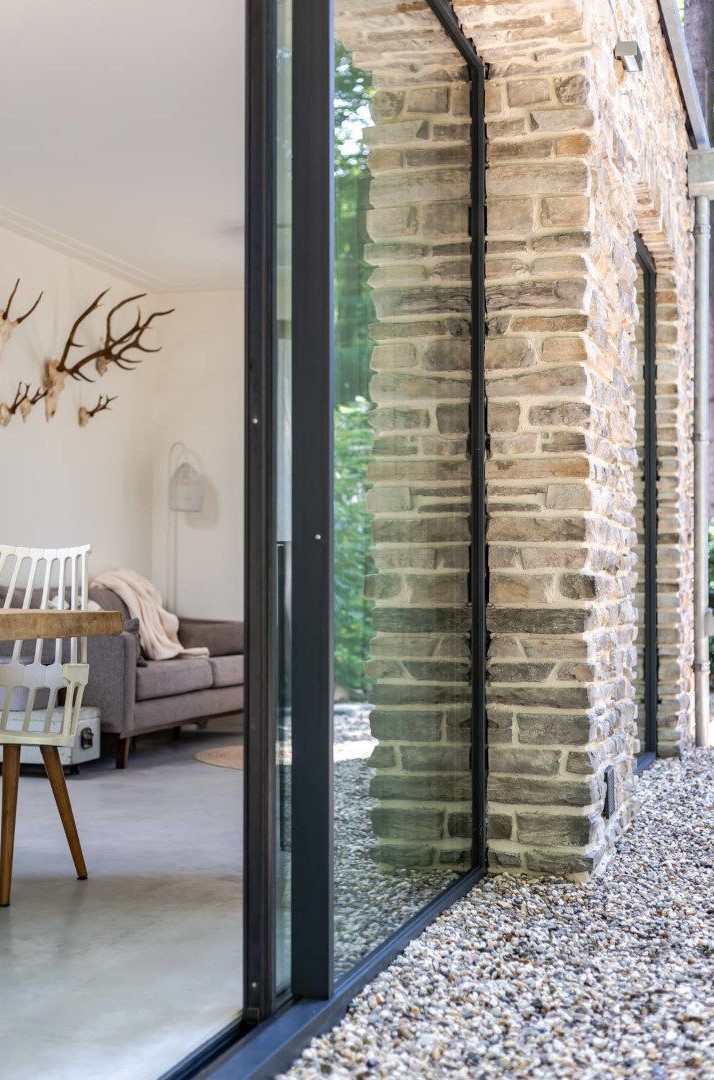 Bosvilla Getransformeerd Met Natuursteen En Glas Staal Contrast Binnen Buiten Modern Robuust ©Tijmen Bos Architecten5