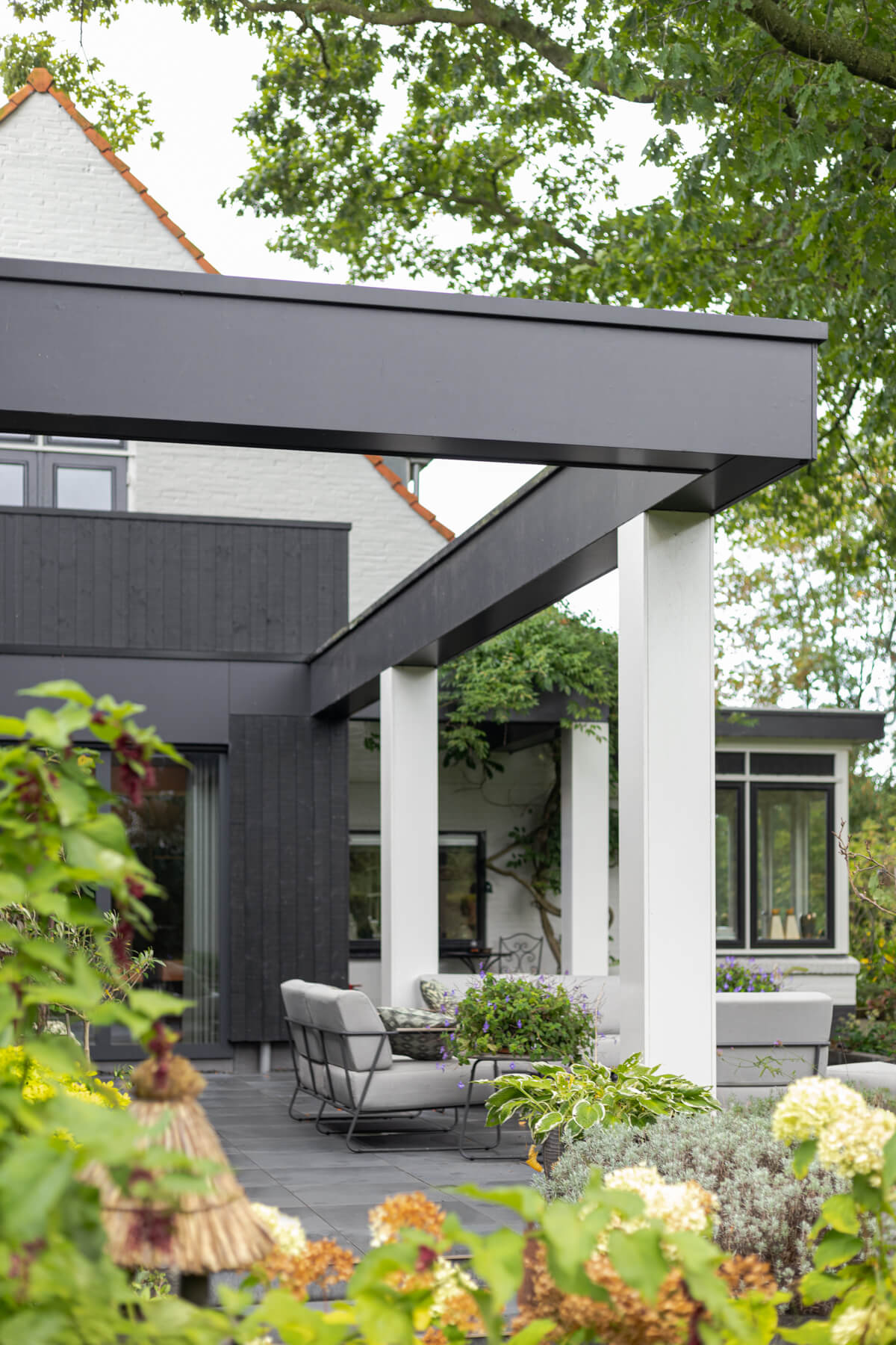 Verbouwing Contrast Modern Klassiek Verbinding Huis Tuin Terras ©Tijmen Bos Architecten