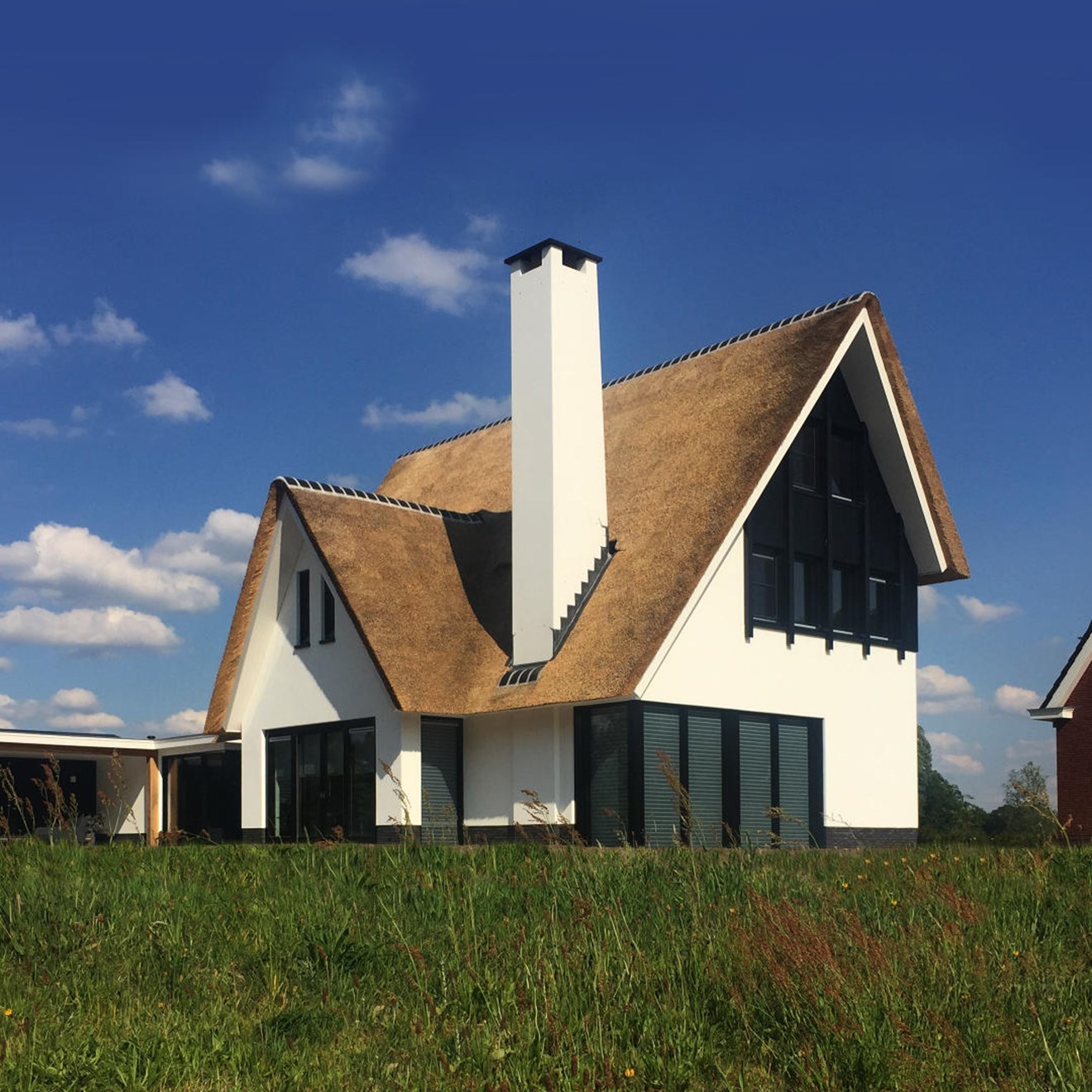 Nieuwbouw Villa Moderne Rieten Kap Wit Stucwerk Zwarte Hout Schoorsteen ©Tijmen Bos Architecten 1080X1080 Nieuwbouw Villa Moderne Rieten Kap Wit Stucwerk Zwarte Hout Schoorsteen ©Tijmen Bos Architecten 1080X1080