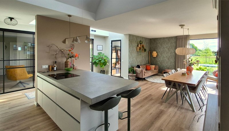 Moderne aanbouw bij jaren 30 woning