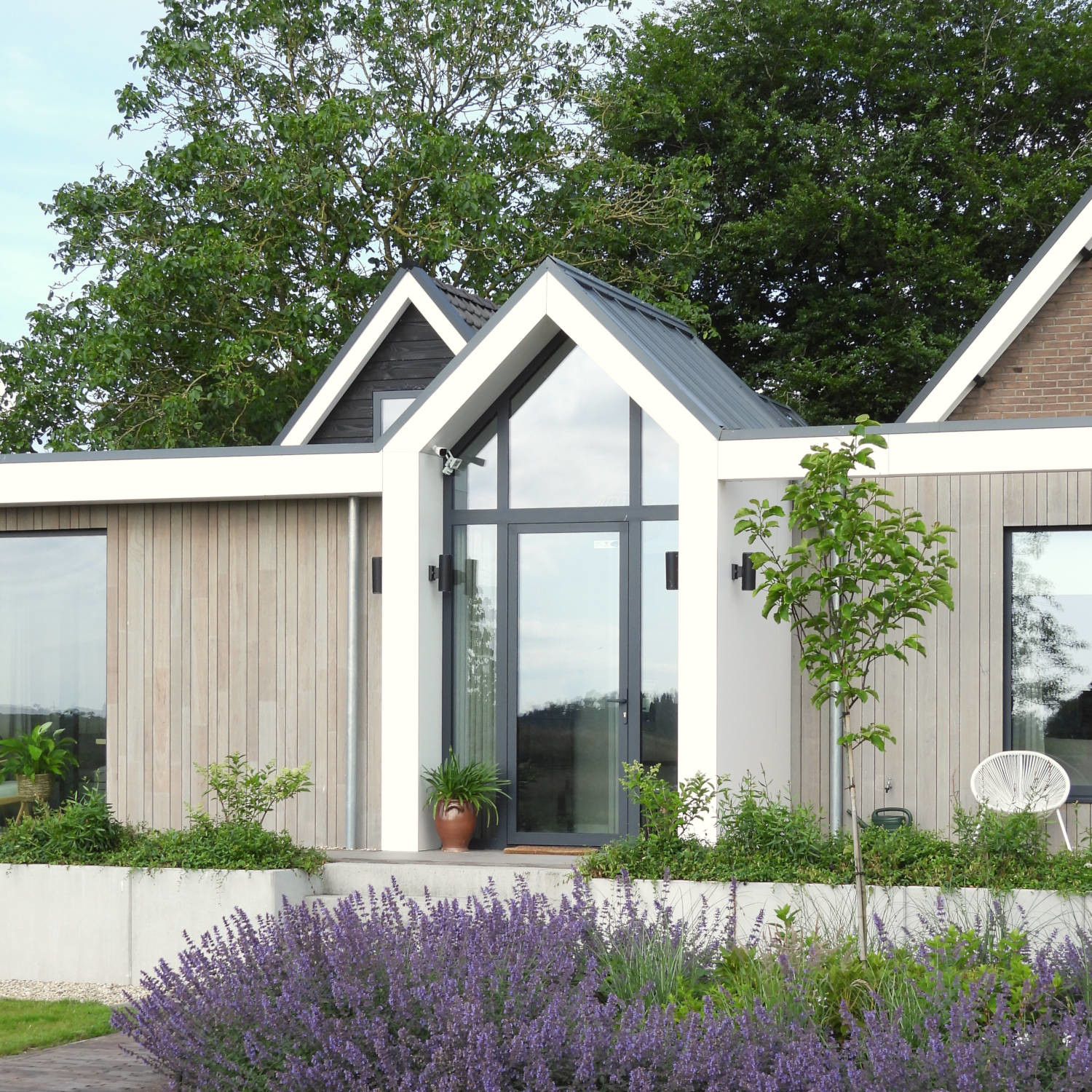 Moderne Aanbouw Bij Jaren 30 Woonhuis Entree Houten Gevel Aluminium Kozijnen ©Tijmen Bos Architecten