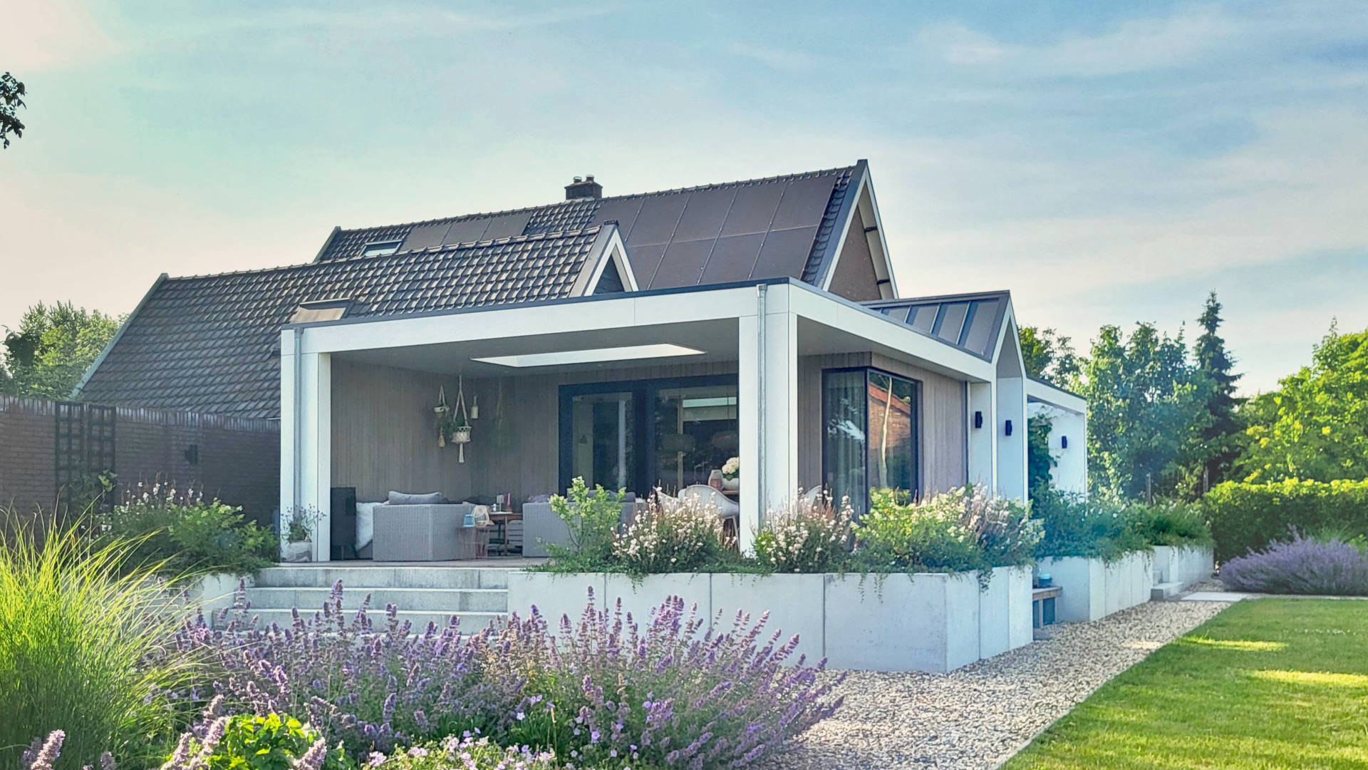 Moderne Aanbouw Bij Jaren 30 Woonhuis Veranda Terras Tuin Licht Ruimte Uitzicht Houten Gevel Hoekkozijn ©Tijmen Bos Architecten