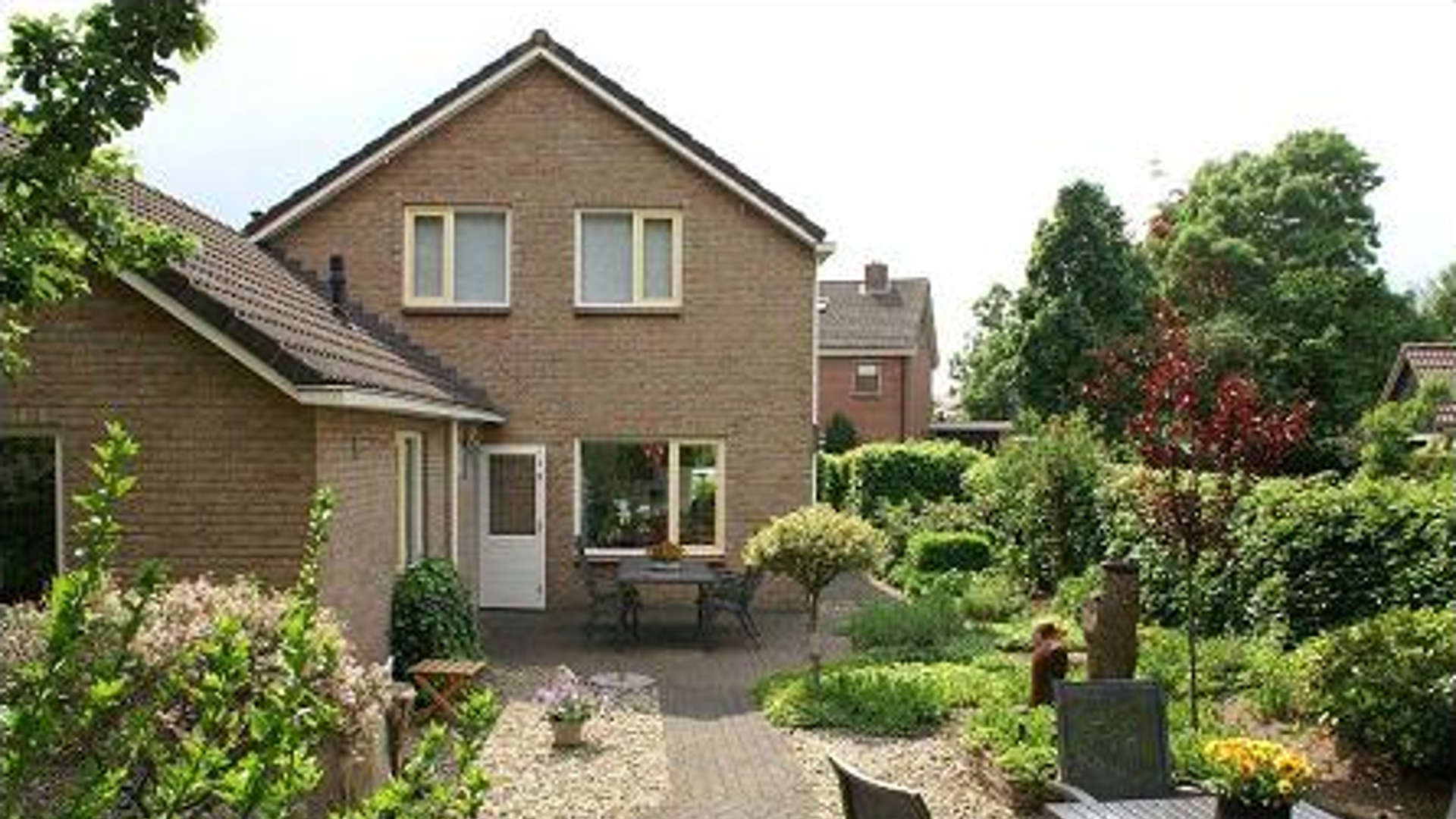 Verbouwing Moderne Woning Oude Toestand Architectuur Raalte Wit Stucwerk Vlakke Pan Antraciet © Tijmen Bos Architecten Deventer