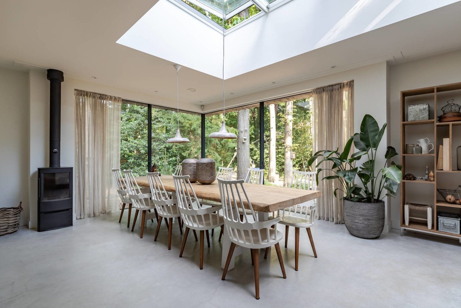 Bosvilla Getransformeerd Met Natuursteen En Glas Uitzicht Eetkamer Modern Robuust Lichtstraat©Tijmen Bos Architecten7