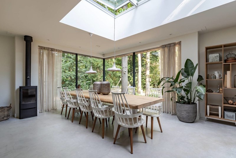 Bosvilla Getransformeerd Met Natuursteen En Glas Uitzicht Eetkamer Modern Robuust Lichtstraat©Tijmen Bos Architecten7 Bosvilla Getransformeerd Met Natuursteen En Glas Uitzicht Eetkamer Modern Robuust Lichtstraat©Tijmen Bos Architecten7
