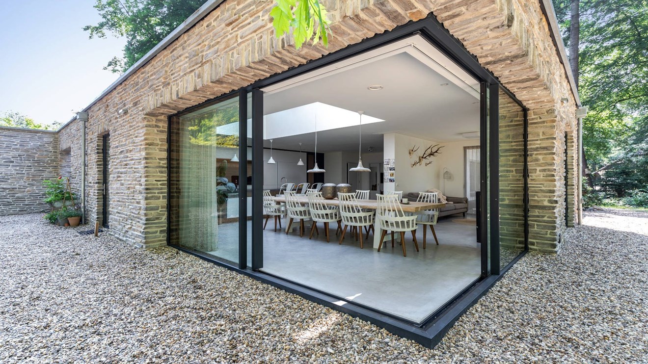 Bosvilla Getransformeerd Met Natuursteen En Glas Tuinkamer Binnen Buiten Modern Robuust ©Tijmen Bos Architecten Bosvilla Getransformeerd Met Natuursteen En Glas Tuinkamer Binnen Buiten Modern Robuust ©Tijmen Bos Architecten