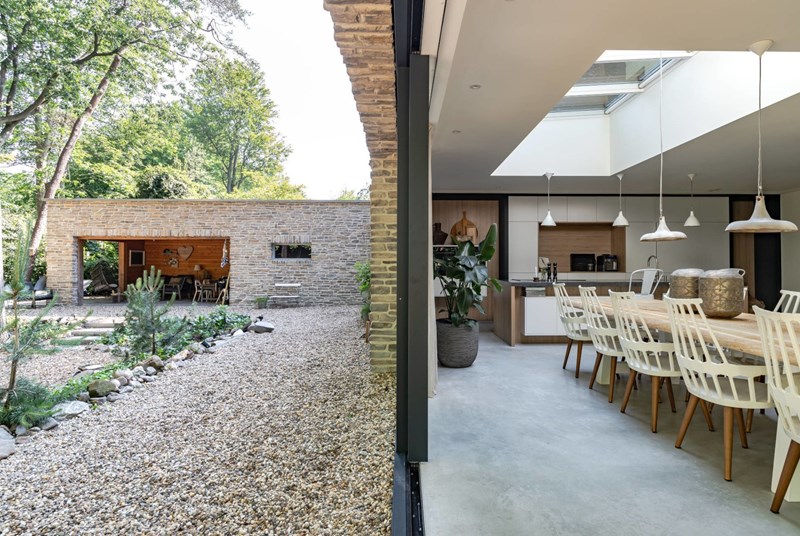 Bosvilla Getransformeerd Met Natuursteen En Glas Contrast Binnen Buiten Modern Robuust Woonkeuken ©Tijmen Bos Architecten3 Bosvilla Getransformeerd Met Natuursteen En Glas Contrast Binnen Buiten Modern Robuust Woonkeuken ©Tijmen Bos Architecten3