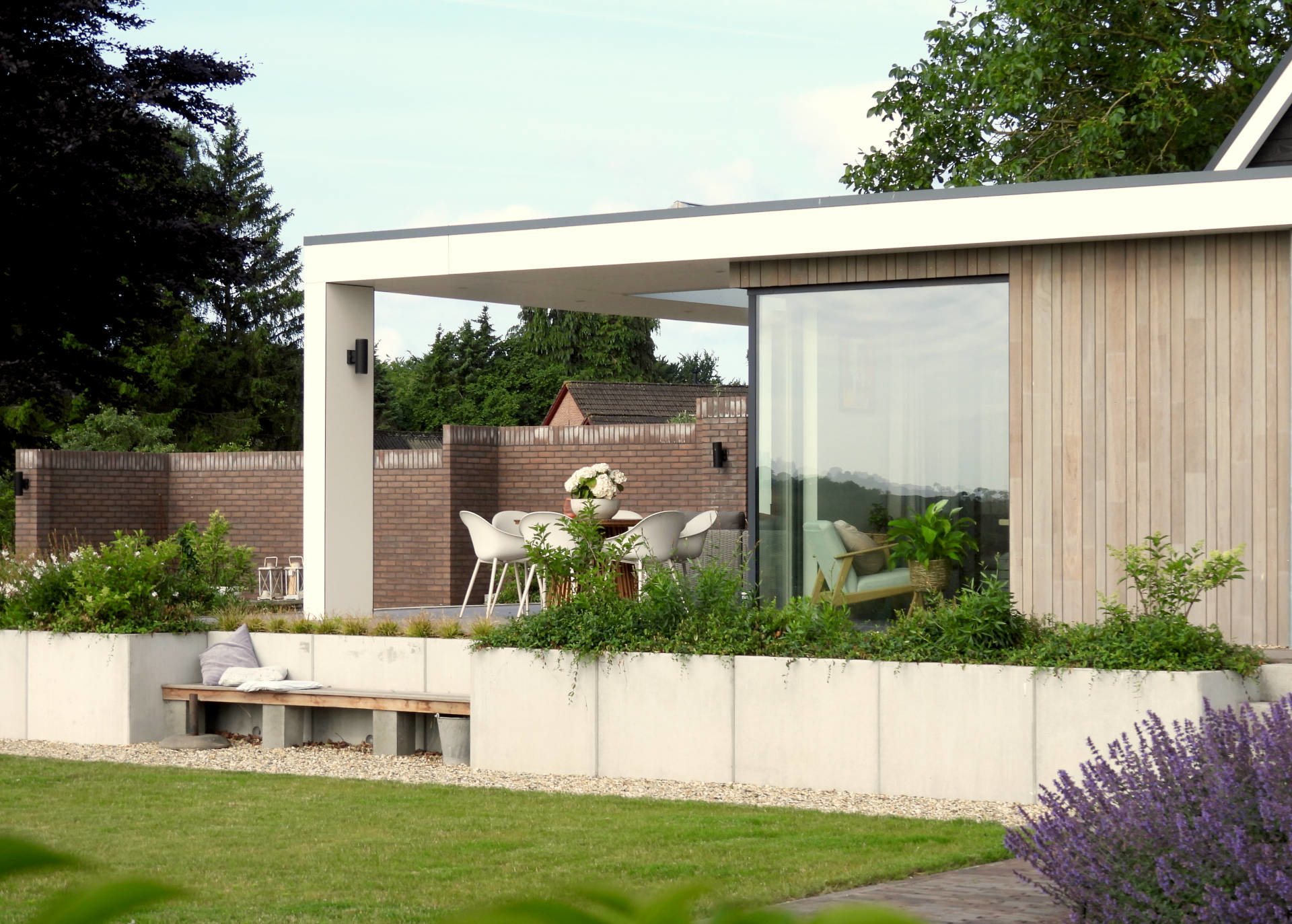 Moderne Aanbouw Bij Jaren 30 Woonhuis Veranda Tuin Terras Licht Ruimte Uitzicht Houten Gevel Hoekkozijn ©Tijmen Bos Architecten