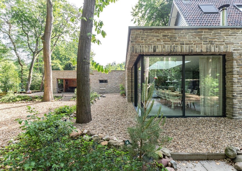 Bosvilla Getransformeerd Met Natuursteen En Glas Contrast Binnen Buiten Modern Robuust ©Tijmen Bos Architecten2 Bosvilla Getransformeerd Met Natuursteen En Glas Contrast Binnen Buiten Modern Robuust ©Tijmen Bos Architecten2