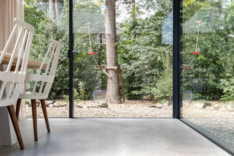 Bosvilla Getransformeerd Met Natuursteen En Glas Natuur Verbinding Betonvloer Modern Robuust ©Tijmen Bos Architecten4 Bosvilla Getransformeerd Met Natuursteen En Glas Natuur Verbinding Betonvloer Modern Robuust ©Tijmen Bos Architecten4