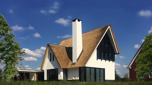 Nieuwbouw Villa Moderne Rieten Kap Wit Stucwerk Zwarte Hout Schoorsteen ©Tijmen Bos Architecten 02