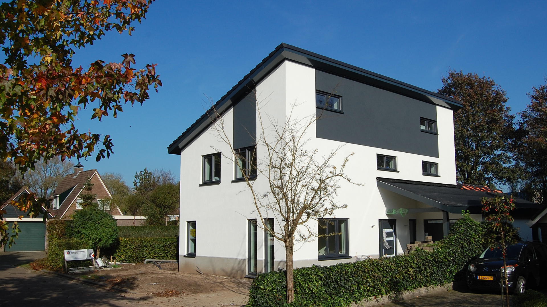 Verbouwing Moderne Woning Architectuur Energieneutraal Bouwproces Raalte Wit Stucwerk Vlakke Pan Antraciet © Tijmen Bos Architecten Deventer