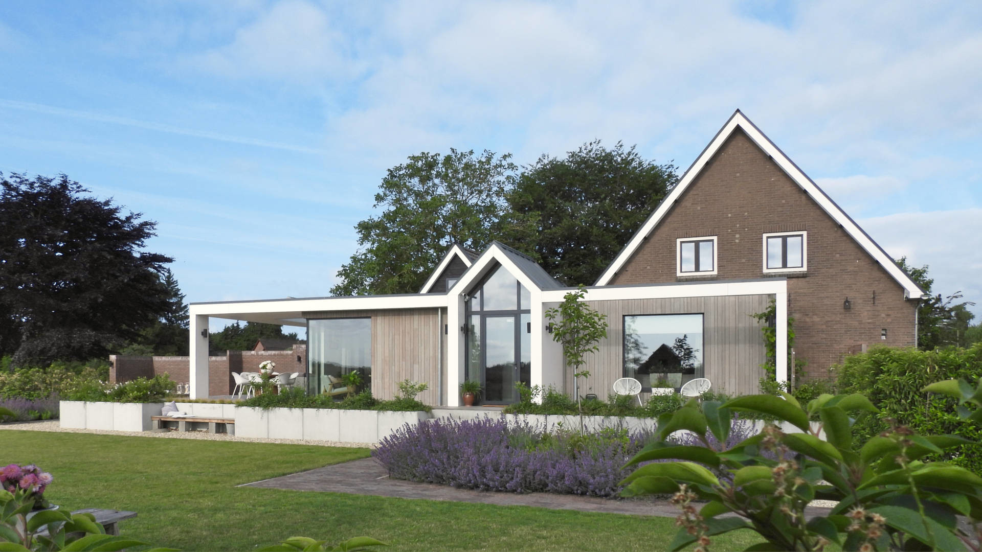 Moderne Aanbouw Bij Jaren 30 Woonhuis Lichtstraat Entree Kader Houten Gevel Aluminium Kozijnen ©Tijmen Bos Architecten