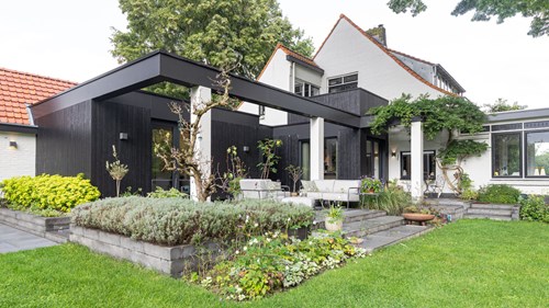 Moderne Aanbouw Klassieke Landelijke Villa Hout Zwart Veranda ©Tijmen Bos Architecten
