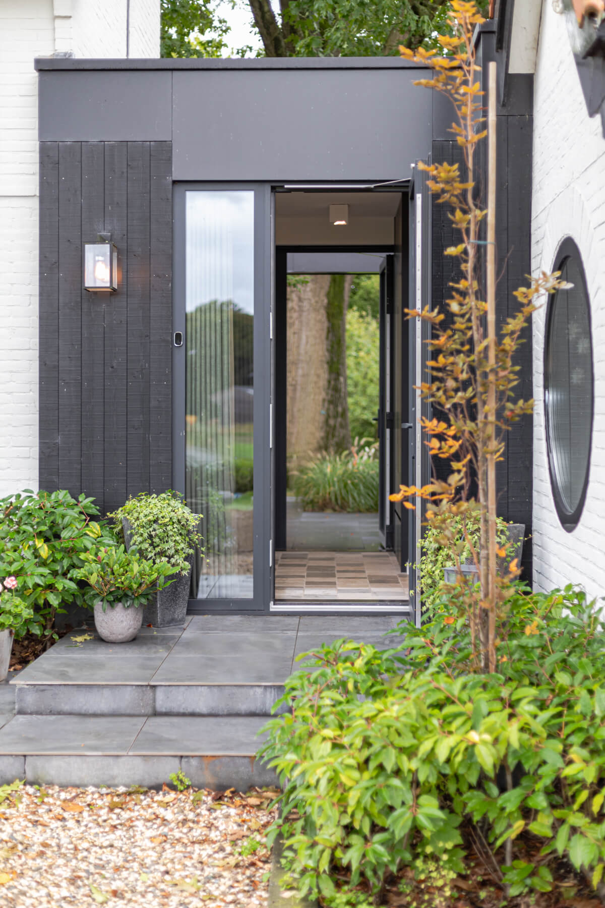 Verbouwing Niewe Entree Doorkijk Terras Tuin Aluminium Deur ©Tijmen Bos Architecten