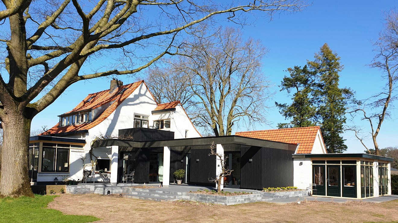 Landelijke Villa Ondergaat Een Transformatie Moderne Aanbouw Contrast Modern Hout Zwart ©Tijmen Bos Architecten